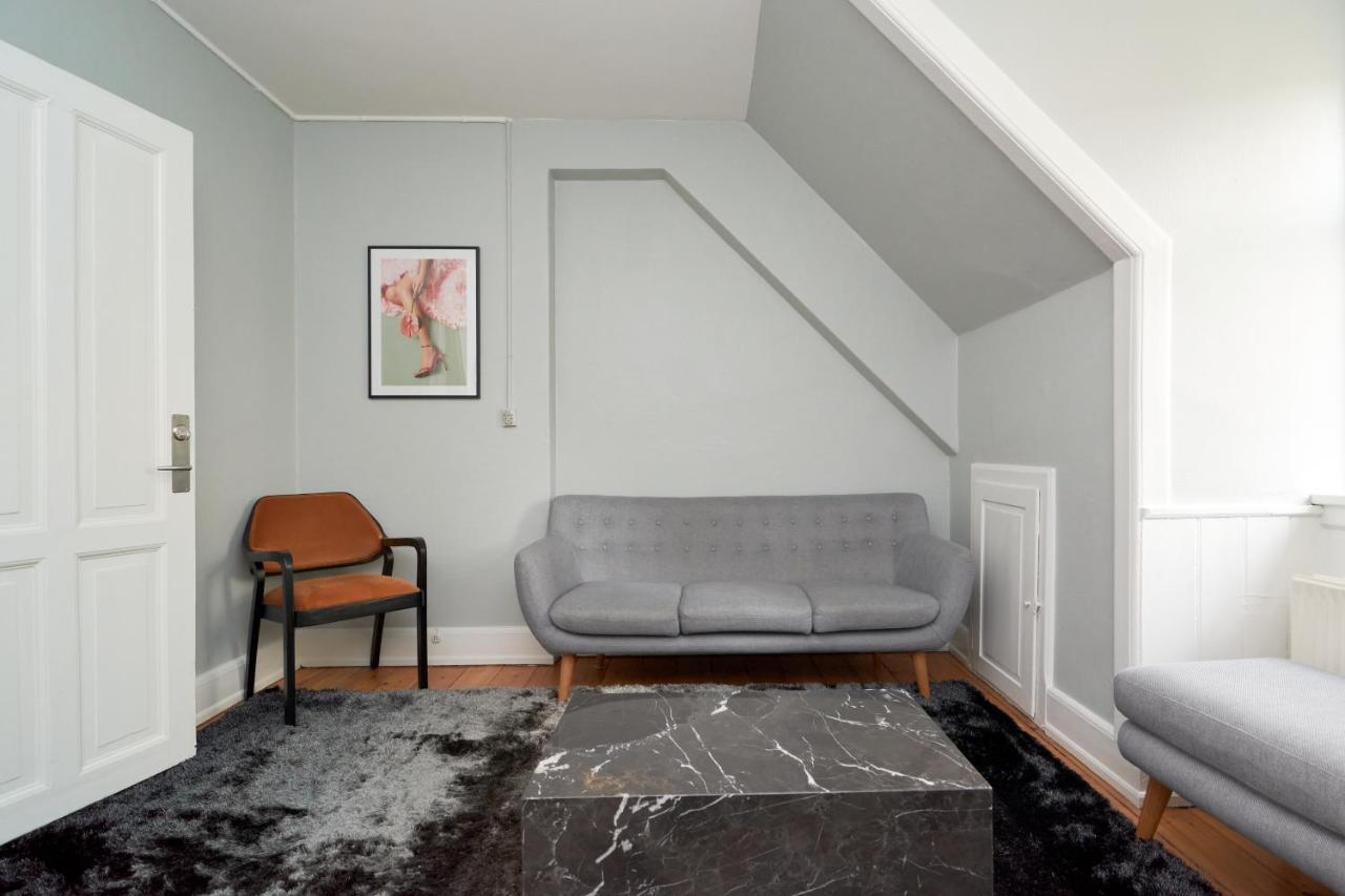 Stylish 5 Person In Vibrant Urban Area Apartment